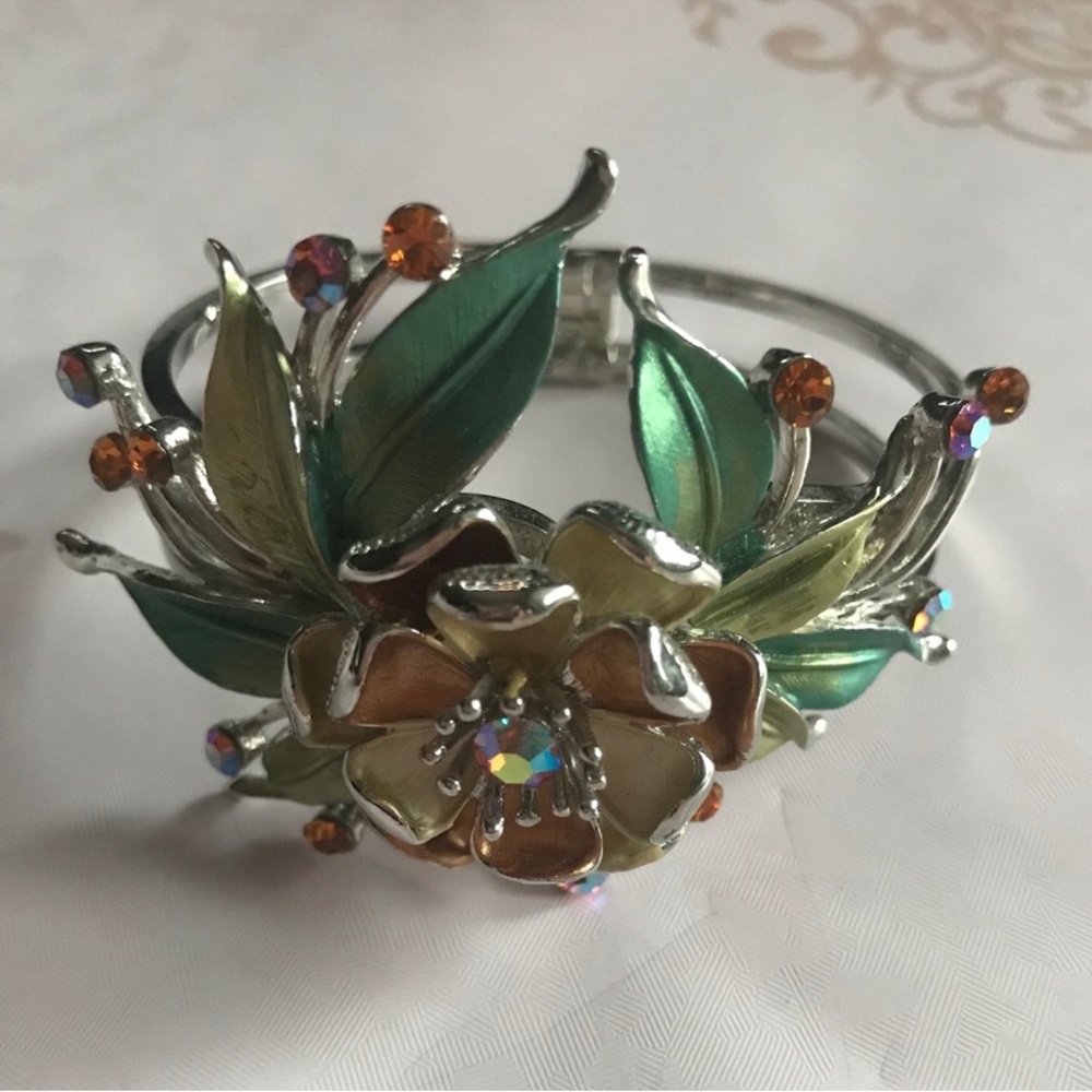 Floral Green and Gold Bracelet - Picture 2 of 10